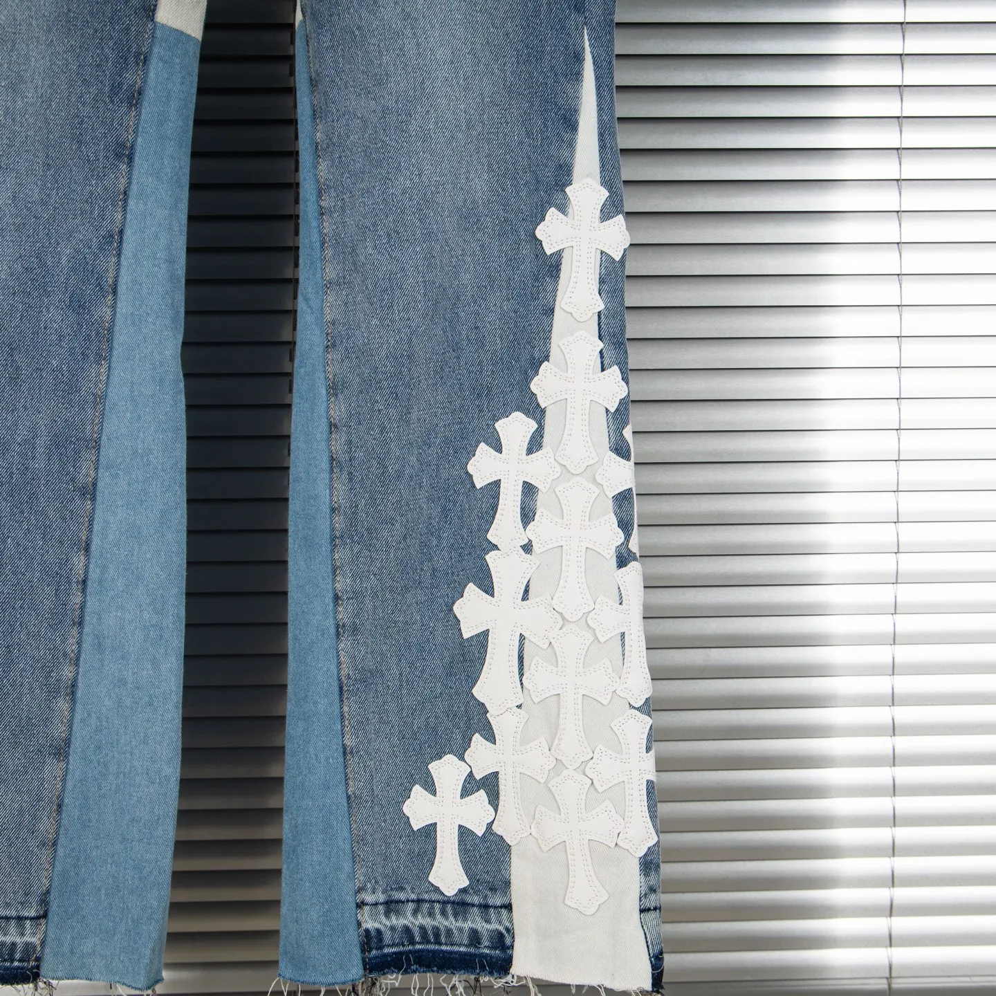 P240 Chrome Hearts Gallery co-branded limited-edition cross-flared flared jeans are a hot item this season and are sought after by countless celebrities and fashionistas. The neat details of the cutting process add color to the playful fashion! The neat and meticulous design, and the well-fitting structure is unique. The upper body not only has outstanding recognition, but also looks younger and younger. A style with the ultimate wearing meaning and performance, gorgeous color matching, and the craftsmanship of this style is also extremely extraordinary. After the finished product is washed, it is disassembled and hand-made with sheepskin cross leather and then spliced ​​together to complete. The whole piece has too many craftsmanship to describe. It is decorated with patchwork cross flowers and high-waisted washed jeans! ! Absolutely high-end luxury product, a god-level single product, a super popular product, made by top heavy industry, a magic weapon that cannot be missed to hit the streets. Style number: 1843 Size: 28 30 32 34 36 Color: blue